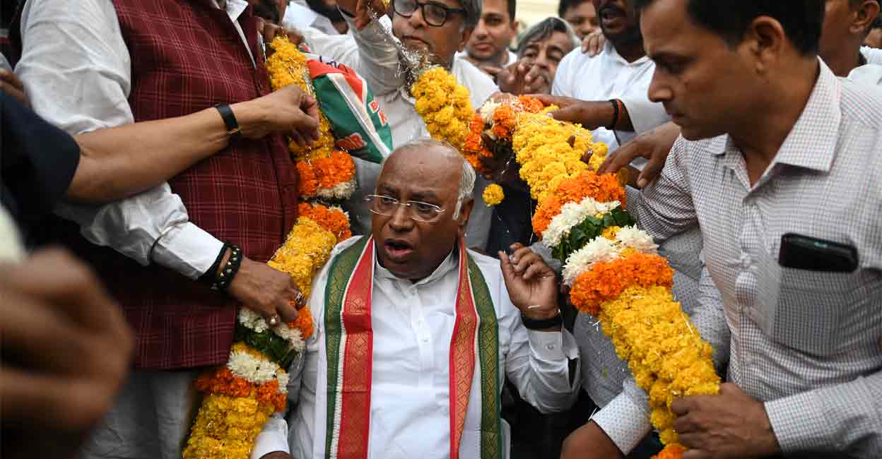 പിൻസീറ്റ് ഡ്രൈവിങ്ങെന്ന ആരോപണം താണ്ടണം - Mallikarjun Kharge | Congress