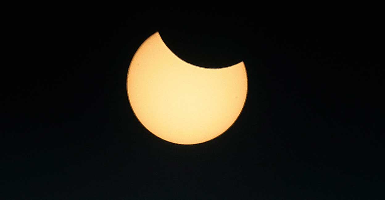 Gaza | Solar Eclipse | (Photo by MAHMUD HAMS / AFP)