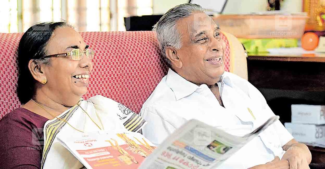 vaikom-viswan വൈക്കം വിശ്വനും ഭാര്യ ഗീതയും കോട്ടയം കുടയംപടിയിലെ വീട്ടിൽ. ചിത്രം: മനോരമ