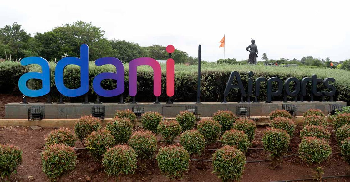 INDIA-ECONOMY മുംബൈ ഛത്രപതി ശിവജി രാജ്യാന്തര വിമാനത്താവളത്തിനു പുറത്ത് അദാനി ഗ്രൂപ്പിന്റെ ലോഗോ. ചിത്രം: Indranil MUKHERJEE / AFP