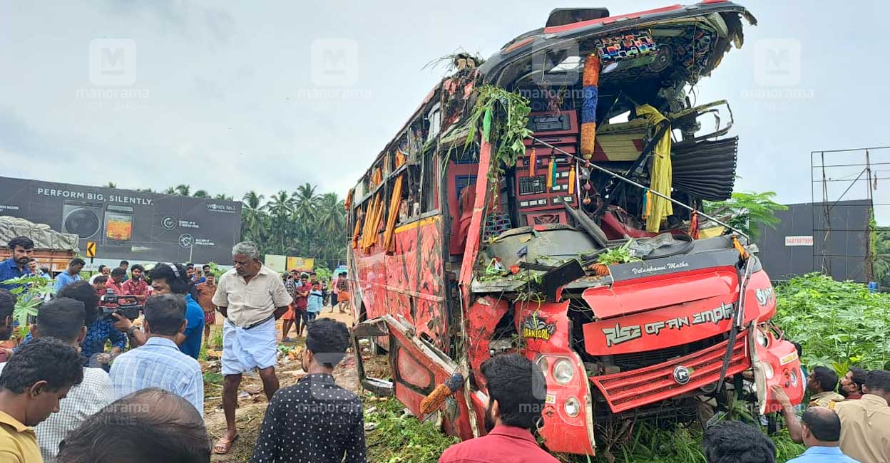 kerala tourist bus accident today
