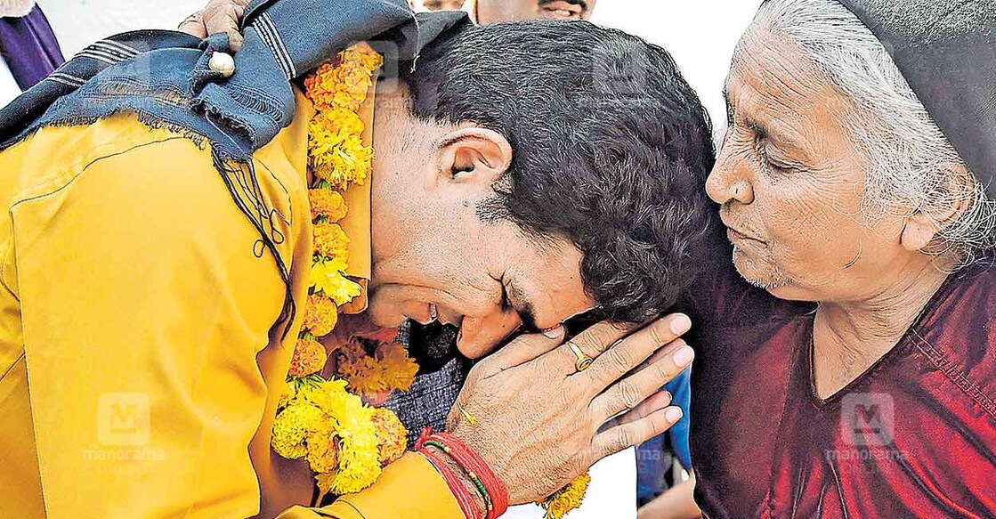 isudan-gadhvi ഗുജറാത്തിലെ ഖംബാലിയ മണ്ഡലത്തിൽ പ്രചാരണത്തിനിടെ ആം ആദ്മിയുടെ മുഖ്യമന്ത്രി സ്ഥാനാർഥി ഇസുധൻ ഗഢ്വി മുതിർന്ന വനിതയുടെ അനുഗ്രഹം വാങ്ങുന്നു. ചിത്രം: രാഹുൽ ആർ. പട്ടം∙ മനോരമ