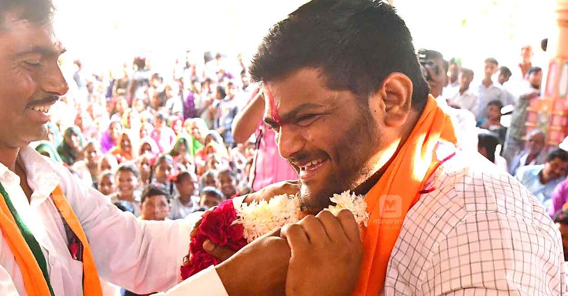 Gujarat Election Hardik Patel തിരഞ്ഞെടുപ്പു പ്രചാരണത്തിനായി ‘തോത്തഡ്’ മാ ക്ഷേത്രത്തിൽ എത്തിയ വിരംഗം മണ്ഡലത്തിലെ ബിജെപി സ്ഥാനാർഥി ഹാർദിക് പട്ടേലിന് നൽകിയ സ്വീകരണം. ചിത്രം: സജീഷ് ശങ്കർ ∙ മനോരമ