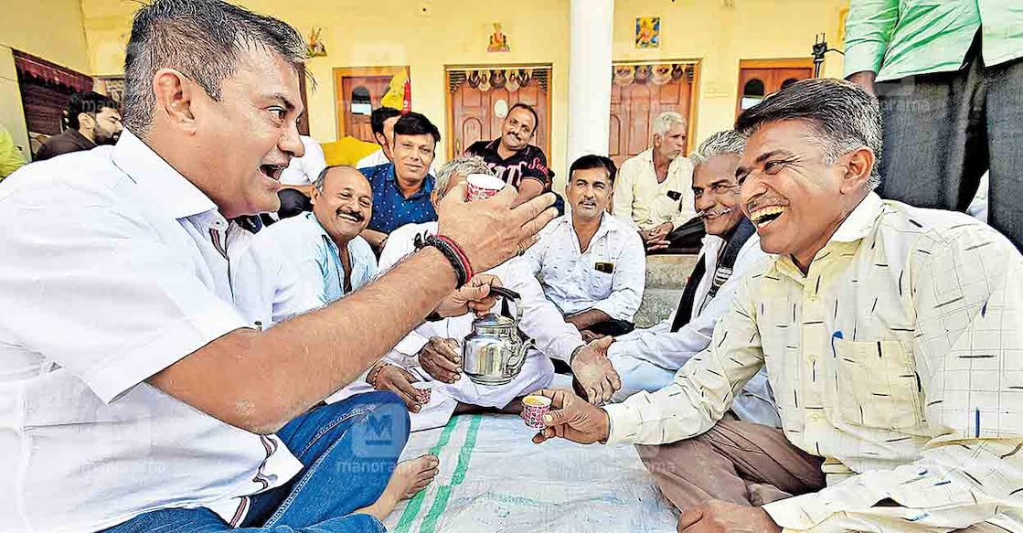 paresh-dhanani ചാ അല്ല ചായ: അംറേലിയിൽ പ്രചാരണത്തിനിടെ കോൺഗ്രസ് സ്ഥാനാർഥി പരേഷ് ധനാനി (ഇടത്) വോട്ടർമാരോടൊത്ത് ചായ കുടിക്കുന്നു. ചിത്രം: രാഹുല് ആര് പട്ടം ∙ മനോരമ