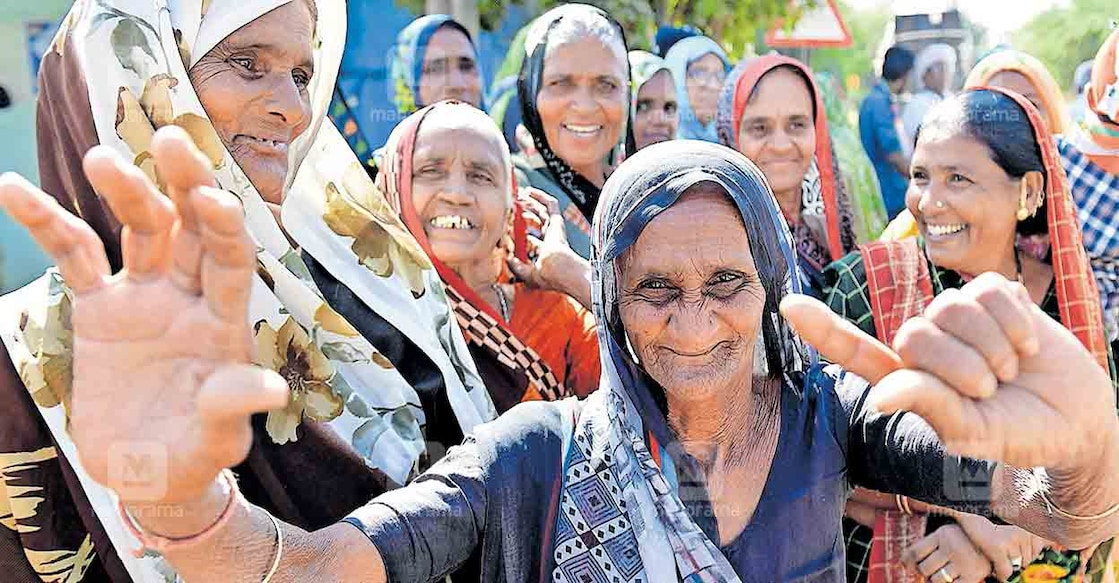 gujarat-election-campaign ഗുജറാത്തിലെ വഡ്ഗാമിൽ തിരഞ്ഞെടുപ്പു പ്രചാരണത്തിനിടെ നൃത്തച്ചുവടു വയ്ക്കുന്ന സ്ത്രീകൾ. ചിത്രം: സജീഷ് ശങ്കർ ∙ മനോരമ