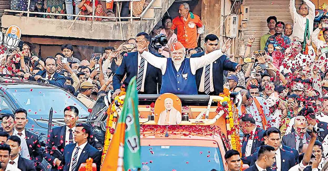 narendra-modi-6 ഗുജറാത്ത് തിരഞ്ഞെടുപ്പ് പ്രചാരണത്തിന്റെ ഭാഗമായി അഹമ്മദാബാദിൽ പ്രധാനമന്ത്രി നരേന്ദ്ര മോദി നടത്തിയ റോഡ്ഷോ. ചിത്രം: പിടിഐ