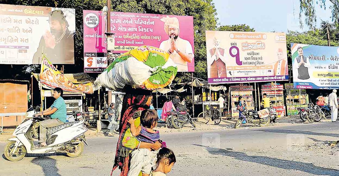 gujarat-assembly-election-2022 ഗുജറാത്തിലെ വഘോഡിയയിൽ മത്സരിക്കുന്ന ബിജെപി റിബലുകളുടെയും ബിജെപി, കോൺഗ്രസ് സ്ഥാനാർഥികളുടെയും പോസ്റ്ററുകൾ പട്ടണത്തിൽ. ചിത്രം: സജീഷ് ശങ്കർ ∙ മനോരമ