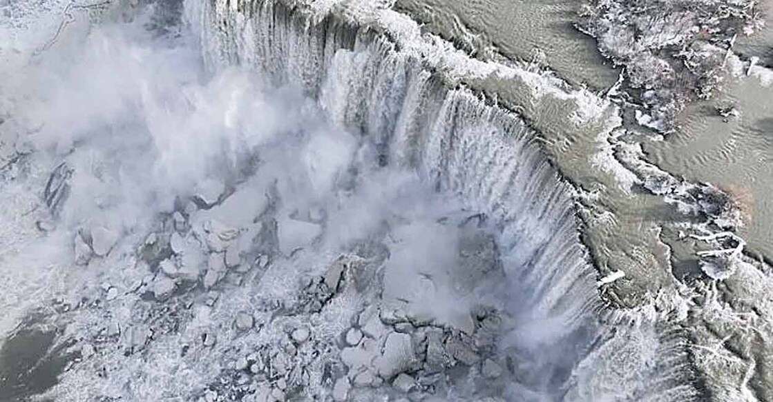 frozen-niagara-water-falls ശൈത്യത്തെത്തുടർന്ന് ഭാഗികമായി തണുത്തുറഞ്ഞ യുഎസിലെ പ്രസിദ്ധമായ നയാഗ്ര വെള്ളച്ചാട്ടത്തിന്റെ ആകാശദൃശ്യം. വെള്ളച്ചാട്ടത്തിന്റെ പല ഭാഗങ്ങളും മഞ്ഞുപാളികളായി മാറിയെങ്കിലും ഒഴുക്കു പൂർണമായി നിലച്ചിട്ടില്ല.