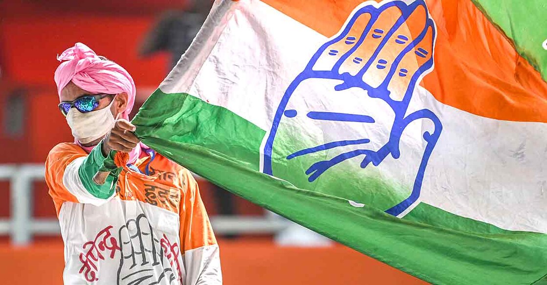 Congress Worker Photo by Sajjad HUSSAIN / AFP പാർട്ടി പതാക വീശുന്ന കോൺഗ്രസ് പ്രവർത്തകൻ. Photo by Sajjad HUSSAIN / AFP