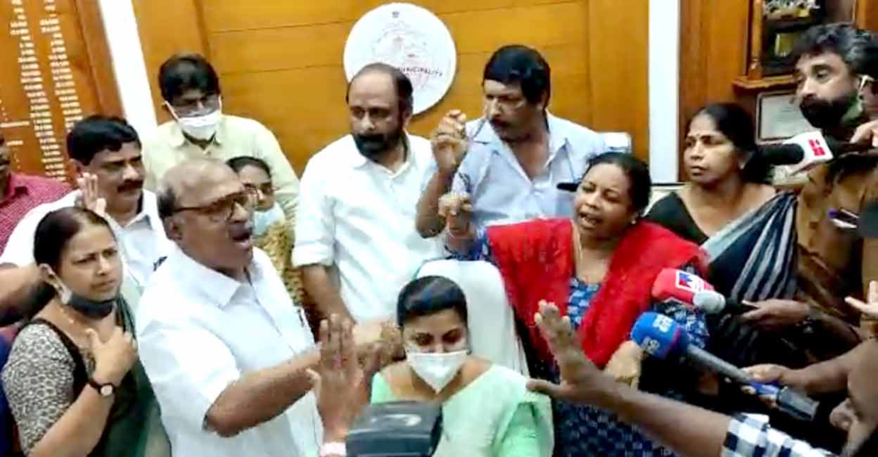 കോട്ടയം നഗരസഭാ അധ്യക്ഷയെ ഉപരോധിച്ച് പ്രതിപക്ഷം | Kottayam Municipality ...