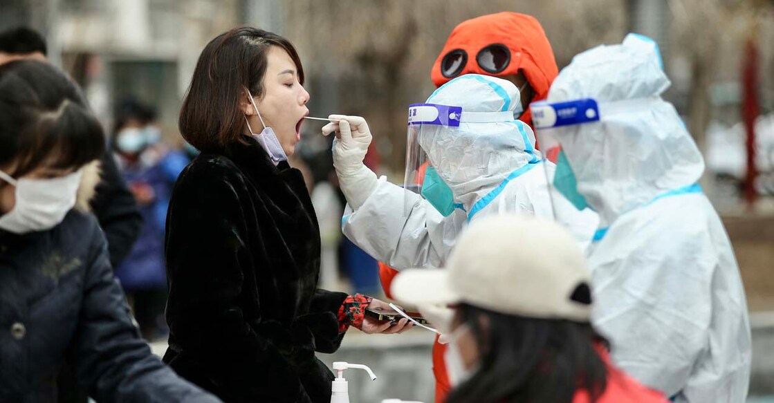 CHINA-HEALTH-VIRUS This photo taken on March 14, 2022 shows a resident underging a nucleic acid test for the Covid-19 coronavirus in Shenyang, in China's northeastern Liaoning province. (Photo by AFP) / China OUT