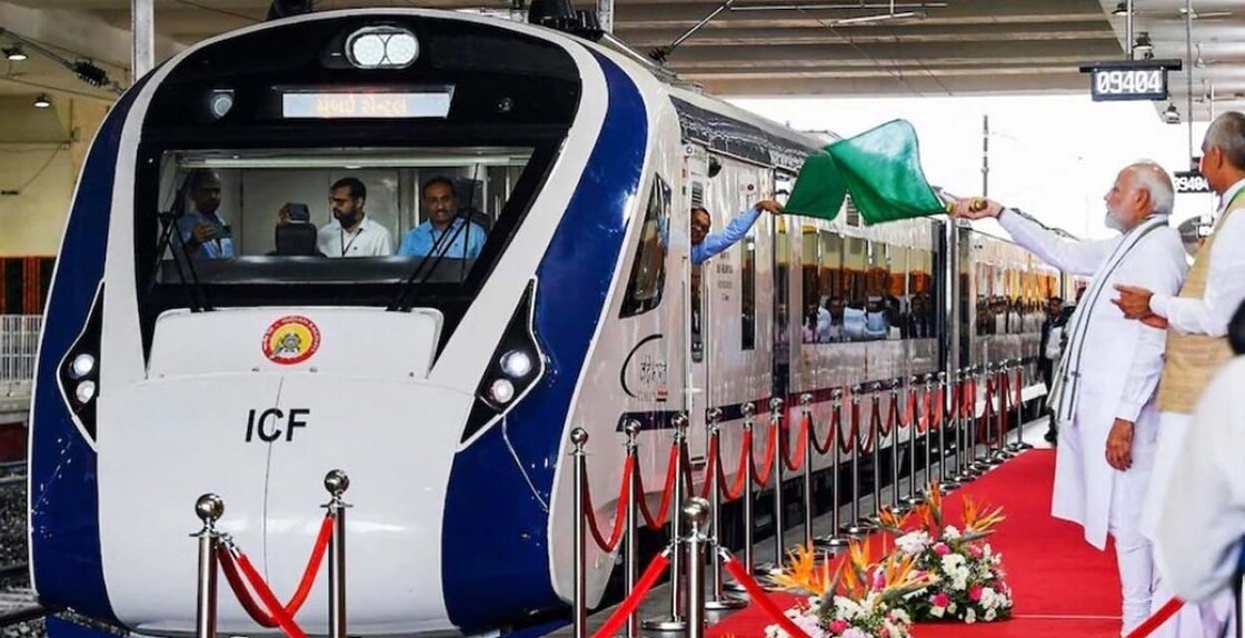 ഗാന്ധി നഗർ - മുംബൈ വന്ദേ ഭാരത് എക്‌സ്പ്രസ് പ്രധാനമന്ത്രി നരേന്ദ്ര മോദി ഫ്ലാഗ് ഓഫ് ചെയ്യുന്നു.