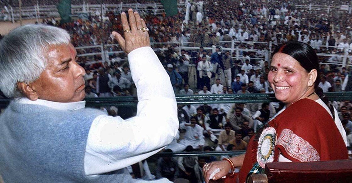 Bihar Chief Minister Rabri Devi (R) and her husband and Rashtriya Janata Dal (RJD) party leader Laloo Prasad Yadav (L) look at photographers during a RJD mass rally in Patna, 04 March 2001, to protest against the Bharatiya Janata Party (BJP)-led coalition government's anti-poor and anti-farmer policies.  Yadav said the central government under a 'sinister design' had opened up the market to multinationals even in the field of agriculture and small scale sectors.       (FILM)    AFP PHOTO/Deepak KUMAR (Photo by DEEPAK KUMAR / AFP)