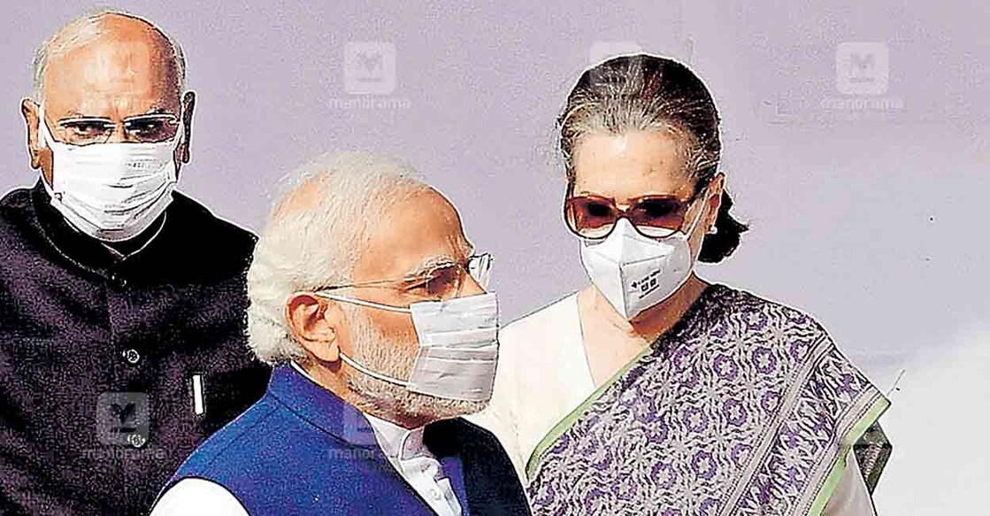 narendra-modi-and-sonia-gandhi അംബേദ്കർ, ദീപ്തസ്മരണ... ഡോ. ബി.ആർ. അംബേദ്കറുടെ ജന്മവാർഷികത്തോടനുബന്ധിച്ച് പാർലമെന്റിൽ നടന്ന അനുസ്മരണച്ചടങ്ങിൽ പങ്കെടുക്കാൻ പ്രധാനമന്ത്രി നരേന്ദ്ര മോദി എത്തിയപ്പോൾ. രാജ്യസഭാ പ്രതിപക്ഷ നേതാവ് മല്ലികാർജുൻ ഖർഗെ, കോൺഗ്രസ് അധ്യക്ഷ സോണിയ ഗാന്ധി എന്നിവർ സമീപം.ചിത്രം: ജെ.സുരേഷ് ∙ മനോരമ