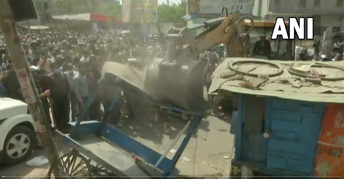 anti-encroachment-drive-jahangiirpuri ജഹാംഗീർപുരിയിൽ കയ്യേറ്റം ഒഴിപ്പിക്കാനുള്ള നടപടികൾക്ക് മുൻസിപ്പൽ കോർപറേഷൻ തുടക്കമിട്ടപ്പോൾ (എഎൻഐ ട്വീറ്റ് ചെയ്ത ചിത്രം)