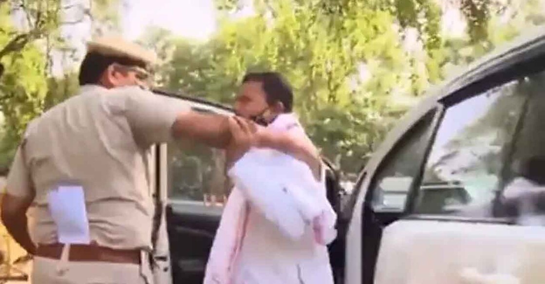 പൊലീസിനെ മറികടന്ന് ഓടുന്ന യൂത്ത് കോൺഗ്രസ് അധ്യക്ഷൻ ബി.വി.ശ്രീനിവാസൻ. വിഡിയോ ദൃശ്യം. Photo: @KanchanGupta /Twitter