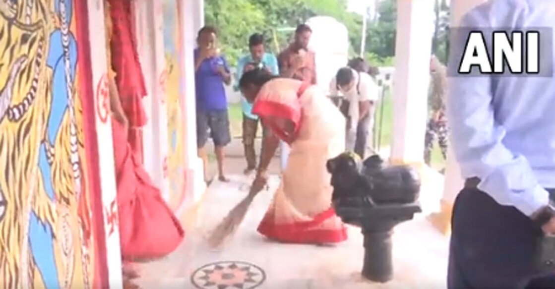 draupadi-murmu-sweeping-temple-floor-1 draupadi-murmu-sweeping-temple-floor-1