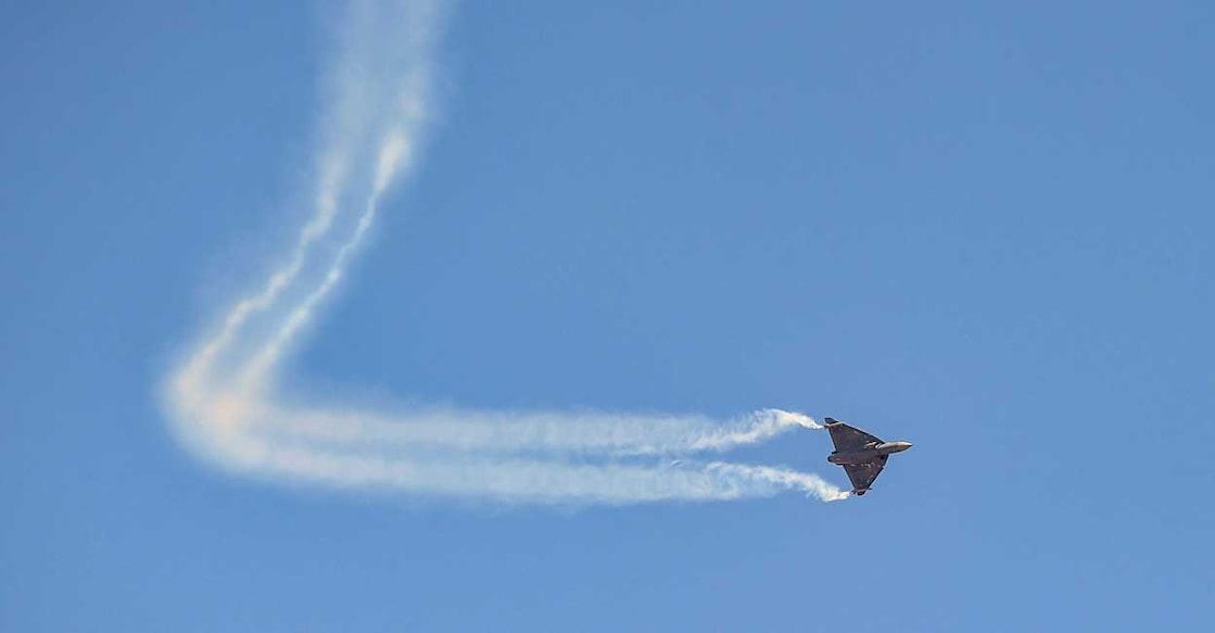 Tejas Aircraft (PTI Photo/Shailendra Bhojak) 2019ലെ എയ്റോ ഇന്ത്യ ഷോയിൽ തേജസ് യുദ്ധവിമാനം പറന്നപ്പോൾ. ബെംഗളൂരുവിലെ യെഹലങ്ക എയർ ബേസിൽനിന്നുള്ള ചിത്രം. (PTI Photo/Shailendra Bhojak)