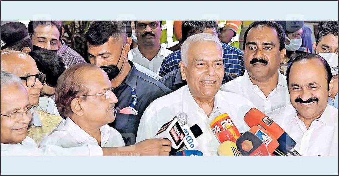 yashwant-sinha-6 വോട്ട് അഭ്യർഥിക്കാൻ കേരളത്തിലെത്തിയ പ്രതിപക്ഷത്തിന്റെ രാഷ്ട്രപതി സ്ഥാനാർഥി യശ്വന്ത് സിൻഹ തിരുവനന്തപുരം വിമാനത്താവളത്തിൽ സ്വീകരിക്കാനെത്തിയ എംഎൽഎമാരായ പി.കെ.കുഞ്ഞാലിക്കുട്ടി, അൻവർ സാദത്ത്, പ്രതിപക്ഷ നേതാവ് വി.ഡി.സതീശൻ എന്നിവർക്കൊപ്പം. ചിത്രം: മനോരമ.