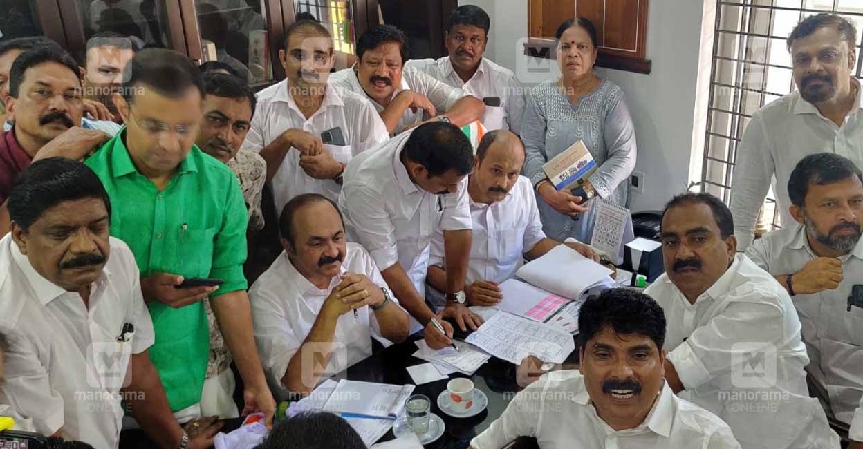 തൃക്കാക്കര ഉറപ്പിച്ച് യുഡിഎഫ്; പി.ടിയുടെ ലീഡും മറികടന്ന് ഉമയുടെ കുതിപ്പ് തൃക്കാക്കര ഉറപ്പിച്ച് യുഡിഎഫ്; പി.ടിയുടെ ലീഡും മറികടന്ന് ഉമയുടെ കുതിപ്പ്