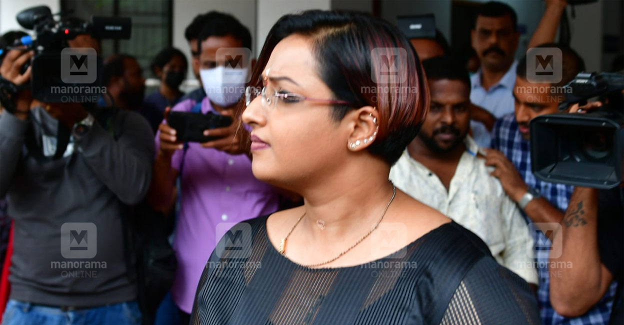   നയതന്ത്ര പാഴ്സൽ സ്വർണക്കടത്തു കേസിലെ പ്രതി സ്വപ്ന സുരേഷ് കൊച്ചിയിലെ കോടതിയിൽ രഹസ്യമൊഴി നൽകിയ ശേഷം പുറത്തേക്കു വന്നപ്പോൾ. ചിത്രം:  ജോസ്കുട്ടി പനയ്ക്കൽ .  മനോരമ