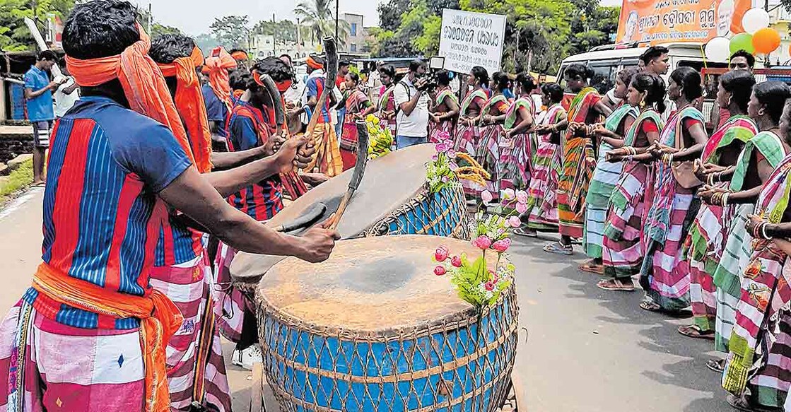 draupadi-murmu-president-celebration അഭിമാനതാളം: ദ്രൗപദി മുർമുവിന്റെ ഗ്രാമമായ ഒഡിഷയിലെ റായ്റംഗ്പുരിൽ ആഘോഷത്തിന്റെ ഭാഗമായി സന്താൾ കലാരൂപങ്ങൾ അരങ്ങേറിയപ്പോൾ.