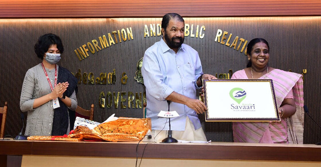v-sivankutty കേരള സവാരിയുടെ ലോഗോ മന്ത്രി വി.ശിവൻകുട്ടി പ്രകാശനം ചെയ്യുന്നു (മന്ത്രി ഫെയ്സ്ബുക്കിൽ പങ്കുവച്ച ചിത്രം)