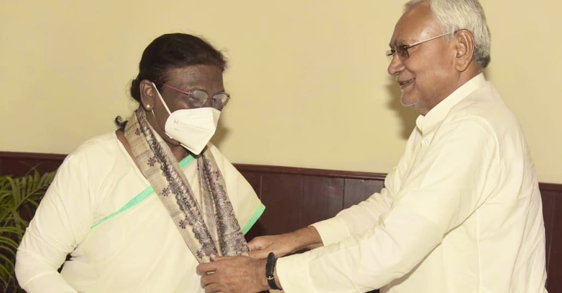 Draupadi Murmu, Nitish Kumar (Photo: Twitter, @VijaiTand4) രാഷ്ട്രപതി സ്ഥാനാർഥി ദ്രൗപതി മുർമുവിനെ മുഖ്യമന്ത്രി നിതീഷ് കുമാർ സ്വാഗതം ചെയ്യുന്നു. (Photo: Twitter, @VijaiTand4)