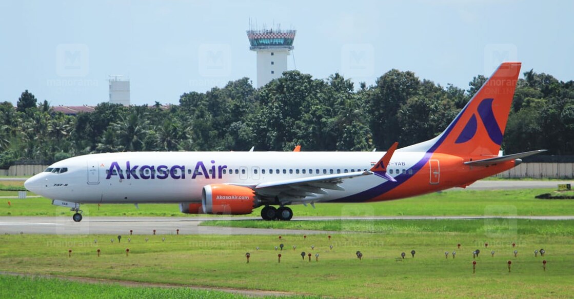 akasa-air-kochi2 ആദ്യമായി കേരളത്തിൽ എത്തിയ ആകാശ എയർ കൊച്ചി വിമാനത്താവള എയർ ട്രാഫിക് കൺട്രോളിന്റെ പശ്ചാത്തലത്തിൽ.. പ്ലയിൻ സ്പോർടേഴ്സ് കേരള അംഗം രോഹിത് രാമചന്ദ്രൻ എടുത്ത ചിത്രം