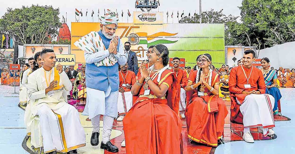 narendra-modi-6 ഭാരതീയം, കേരളീയം: ചെങ്കോട്ടയിലെ സ്വാതന്ത്ര്യദിന പ്രസംഗത്തിനു ശേഷം പ്രധാനമന്ത്രി നരേന്ദ്ര മോദി കേരള, തമിഴ്നാട് എൻസിസി കെഡറ്റുകൾക്കൊപ്പം. ഇന്ത്യയുടെ ഭൂപടമാതൃകയിൽ വിവിധ സംസ്ഥാനങ്ങളിൽ നിന്നുള്ള 792 എൻസിസി കെഡറ്റുകളാണ് സംസ്ഥാനങ്ങളുടെ തനതു വേഷത്തിൽ അണിനിരന്നത്. 