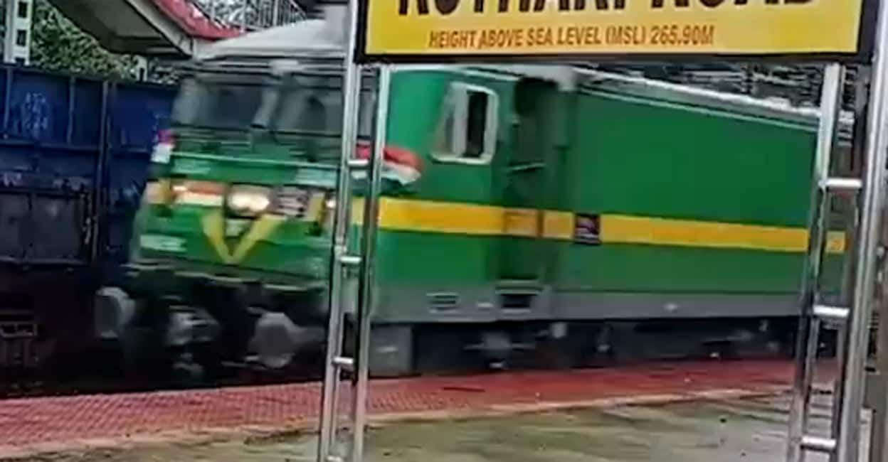 295 wagons, length 3.5 km  4 minutes to cross a station to ‘Super Vasuki’ – Tremendous Vasuki |  Indian Railways