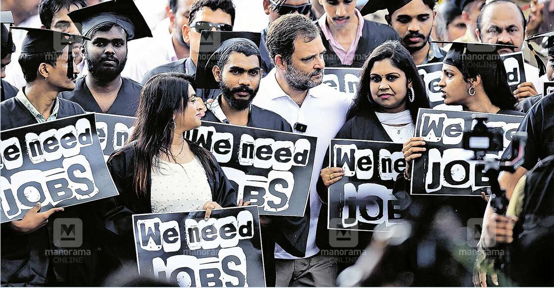 യാത്ര തുടരാൻ: തൊഴിലില്ലായ്മയിൽ പ്രതിഷേധിക്കാൻ ബിരുദ സ്വീകരണച്ചടങ്ങിൽ അണിയുന്ന പ്രത്യേക വേഷമണിഞ്ഞ് പ്ളക്കാർഡുകളുമായി ഭാരത് ജോഡോ യാത്രയ്ക്ക് കായംകുളത്തെത്തിയ പ്രവർത്തകർക്കൊപ്പം രാഹുൽ ഗാന്ധി. ഇതിന്റെ ചിത്രം രാഹുൽ ഗാന്ധി സമൂഹമാധ്യമങ്ങളിൽ പങ്കുവച്ചു. ‘8 ചീറ്റകൾ എത്തി, എട്ടുവർഷമായിട്ടും  16 കോടി തൊഴിൽ  എവിടെ?’ എന്ന അടിക്കുറിപ്പോടെയാണ് രാഹുൽ ചിത്രം പങ്കുവച്ചത്.  പ്രധാനമന്ത്രി നരേന്ദ്രമോദിയുടെ ജന്മദിനമായിരുന്ന ഇന്നലെ  തൊഴിലില്ലായ്മ ദിനമായാണ് കോൺഗ്രസ് രാജ്യവ്യാപകമായി ആചരിച്ചത്. കെ.സി.വേണുഗോപാൽ, പി.സി.വിഷ്ണുനാഥ്, വി.ഡി.സതീശൻ തുടങ്ങിയവർ സമീപം. ചിത്രം: അരുൺ ശ്രീധർ ∙ മനോരമ 