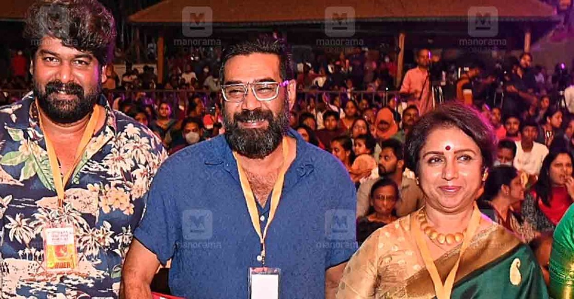 joju-george-biju-menon-revathi സംസ്ഥാന ചലച്ചിത്ര അവാർഡ് സമർപ്പണച്ചടങ്ങിൽ മികച്ച നടനുള്ള പുരസ്കാരം പങ്കിട്ട ജോജു ജോർജ്, ബിജു മേനോൻ എന്നിവരും മികച്ച നടിക്കുള്ള പുരസ്കാരം ലഭിച്ച രേവതിയും. ചിത്രം: മനോജ് ചേമഞ്ചേരി ∙ മനോരമ