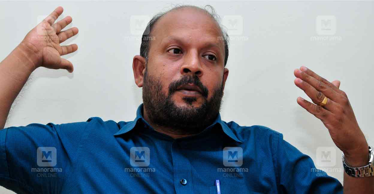 ‘ഗാന്ധിവധത്തിൽ ആർഎസ്എസിന് പങ്ക്’: 2021 ലെ പരാമർശത്തിൽ ജാമ്യമെടുത്ത് വി ...