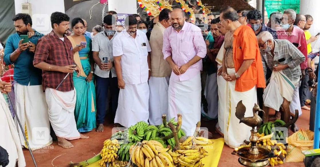 P Rajeev, Thrikkakara Temple തൃക്കാക്കര മഹാദേവ ക്ഷേത്രത്തിൽ മന്ത്രി പി.രാജീവ് കാഴ്ച്ചക്കുല സമർപ്പിക്കുന്നു.