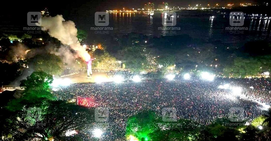 Fort Kochi Carnival | (Photo - EV Sreekumar / Manorama) പുതുവർഷത്തെ വരവേറ്റ് ഫോർട്ട് കൊച്ചി പരേഡ് ഗ്രൗണ്ടിൽ 65 അടി ഉയരമുള്ള പാപ്പാഞ്ഞിയെ കത്തിക്കുന്നു. ചിത്രം: ഇ.വി. ശ്രീകുമാർ ∙ മനോരമ