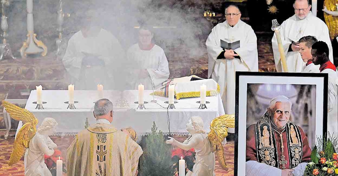 pope-emeritus-benedict-xvi പ്രാർഥനാപൂർവം: കാലംചെയ്ത ബനഡിക്ട് പതിനാറാമൻ മാർപാപ്പയ്ക്കായി അദ്ദേഹത്തിന്റെ ജൻമനാടായ ജർമനിയിലെ അൾടോടിങ്ങിലെ പള്ളിയിൽ നടന്ന പ്രാർഥന. ചിത്രം: എപി