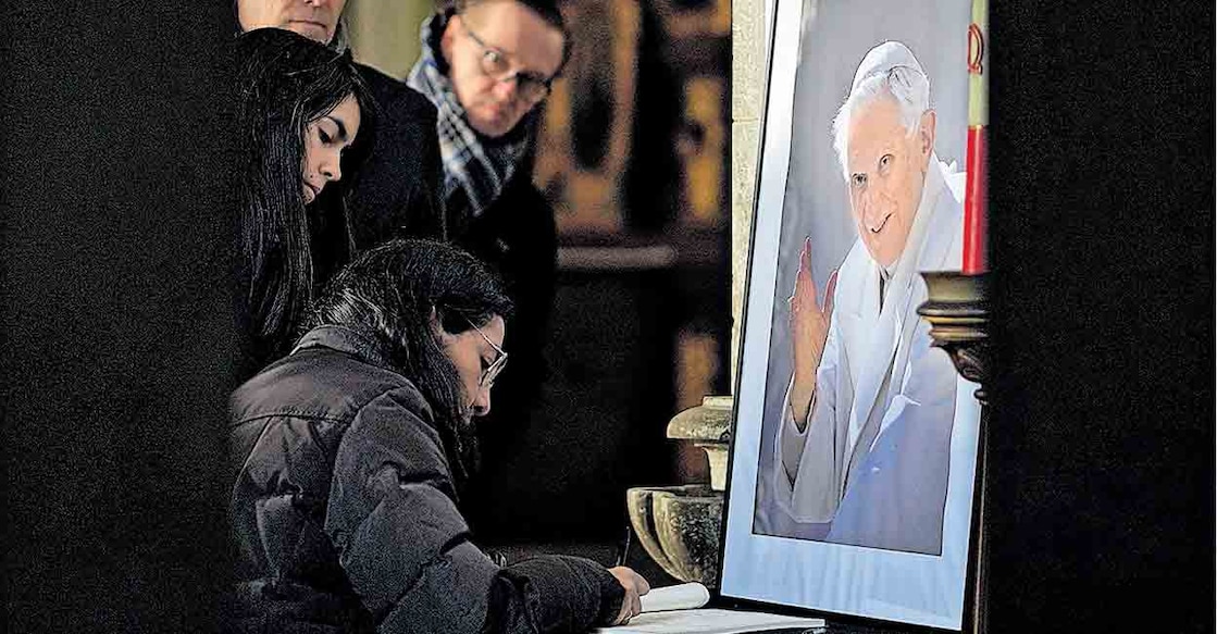 tribute-to-pope-benedict ജർമനിയിലെ ഫ്രെയിസിങ്ങിലെ പള്ളിയിൽ ബനഡിക്ട് പാപ്പയുടെ ചിത്രത്തിനു മുന്നിൽ ആദരാഞ്ജലി സന്ദേശമെഴുതുന്നവർ. ചിത്രം: ഗെറ്റി ഇമേജസ്