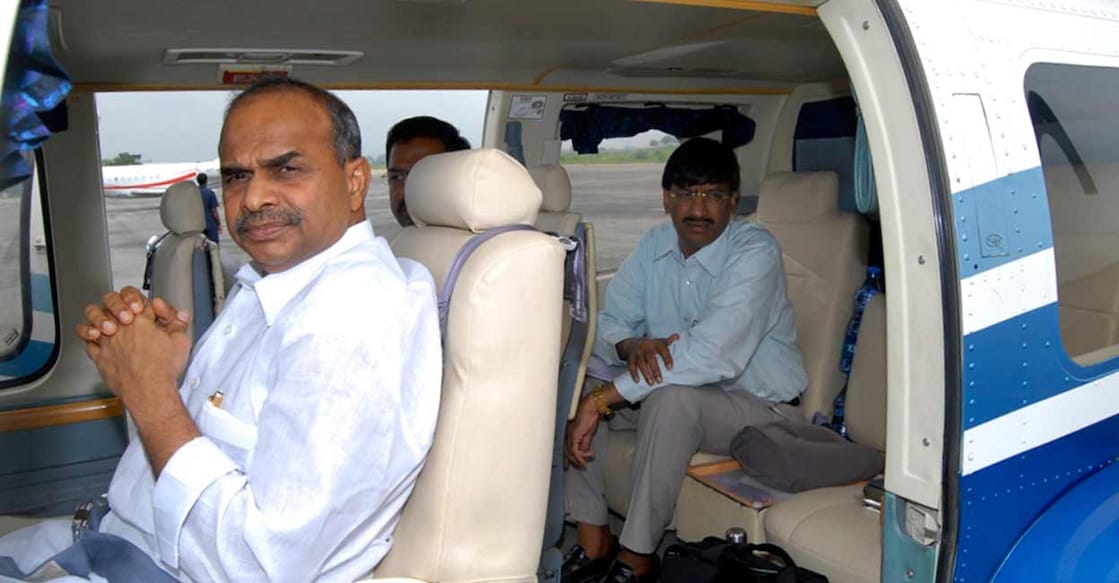 India Helicopter വൈഎസ്.രാജശേഖര റെഡ്ഡി (ഇടത്ത്), പ്രിൻസിപ്പൽ സെക്രട്ടറി കെ.സുബ്രഹ്മണ്യം എന്നിവർ അപകടത്തിനു തൊട്ടുമുൻപ് ഹെലികോപ്റ്ററിൽ. (AP Photo/Andhra Pradesh state Information and Public Relations Department)