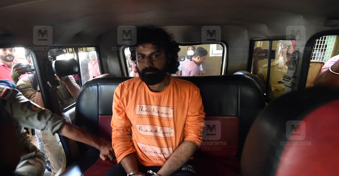 praveen-rana-arrest-2 പ്രവീൺ റാണയെ അറസ്റ്റു ചെയ്തപ്പോൾ. ചിത്രം. മനോരമ