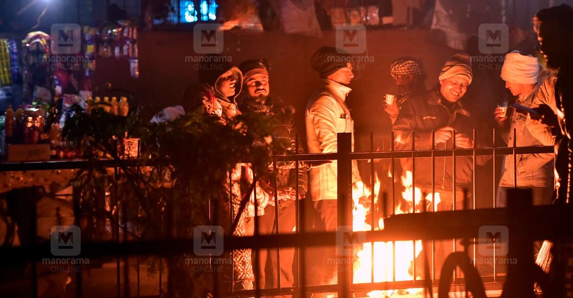രാത്രിയിൽ നഗരത്തിലിറങ്ങിയാൽ ഇങ്ങനെ ചില കാഴ്ചകൾ കാണാം. വഴിയരികിൽ തീകൂട്ടി  തണുപ്പിനെ ചെറുക്കുന്നവർ. ചായയും നാട്ടുവിശേഷവും ഇവർക്കൊപ്പം കൂട്ടുകൂടും. വഴിയാത്രക്കാർ തണുപ്പിനെ അൽപ്പം അകറ്റാൻ ഇവിടേക്ക് ഓടിയെത്തും. കൈനീട്ടി അൽപം ചൂടുവാങ്ങി അടുത്തവഴിയിലേക്കു യാത്രയാകും. ദരിയാഗഞ്ചിൽ നിന്നുള്ള കാഴ്ച. ചിതം: രാഹുൽ ആർ.പട്ടം
