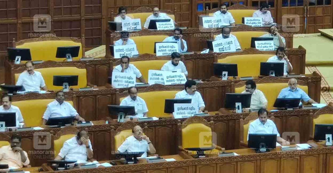 ഗവർണർ ആരിഫ് മുഹമ്മദ് ഖാന്റെ നയപ്രഖ്യാപന പ്രസംഗത്തിനിടെ പ്രതിപക്ഷത്തിന്റെ പ്രതിഷേധം. ചിത്രം: ആർ.എസ്.ഗോപൻ ∙ മനോരമ