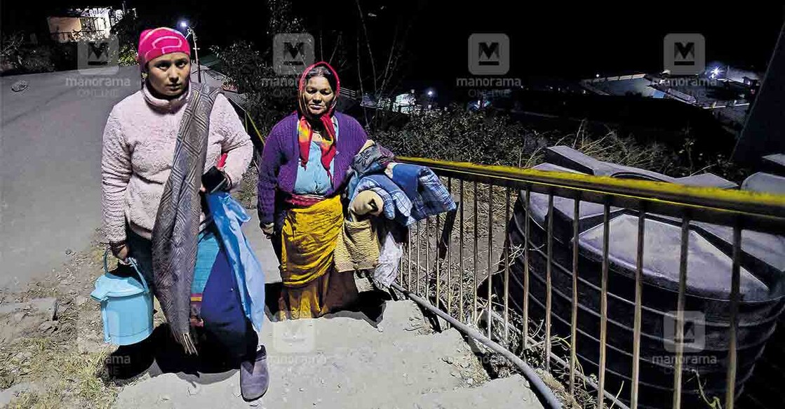 മനസ്സുനീറി: ജോഷിമഠിലെ സിഗ്ദാർ കോളനിയിലെ വീട്ടില്‍ നിന്നു ഹേമലത റാവത്തും മരുമകൾ മംമ്തയും ടൗണ്‍ ഹാളിലേക്കു പോകുന്നു. 