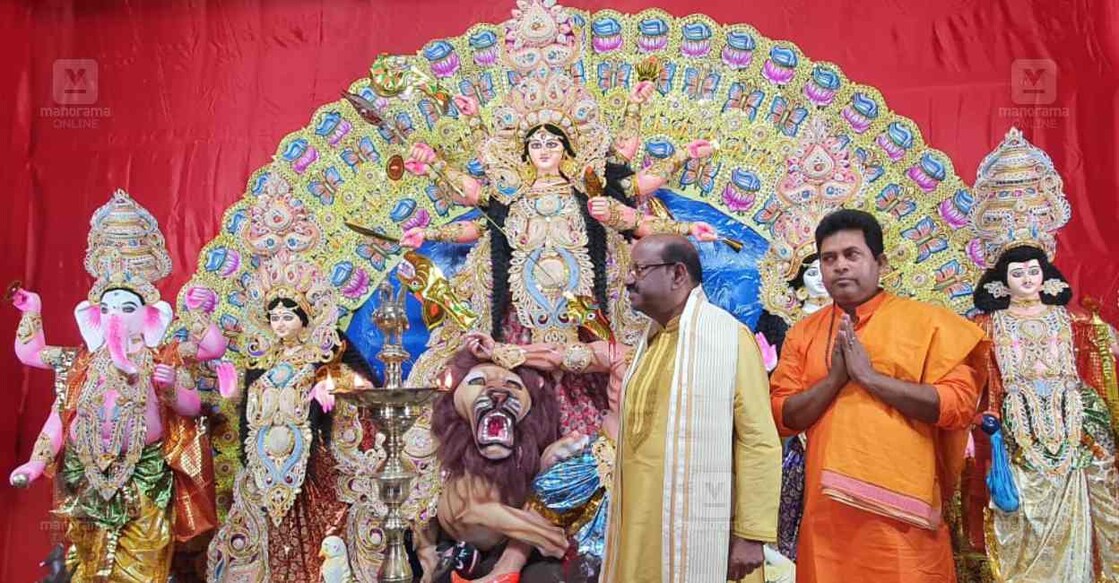 west-bengal-governor-cv-ananda-bose-visits-durga-puja-in-kolkata കൊൽക്കത്തയിലെ പൂജ ആഘോഷത്തിൽ പങ്കെടുക്കുന്ന ഗവർണർ ഡോ.സി.വി.ആനന്ദബോസ്