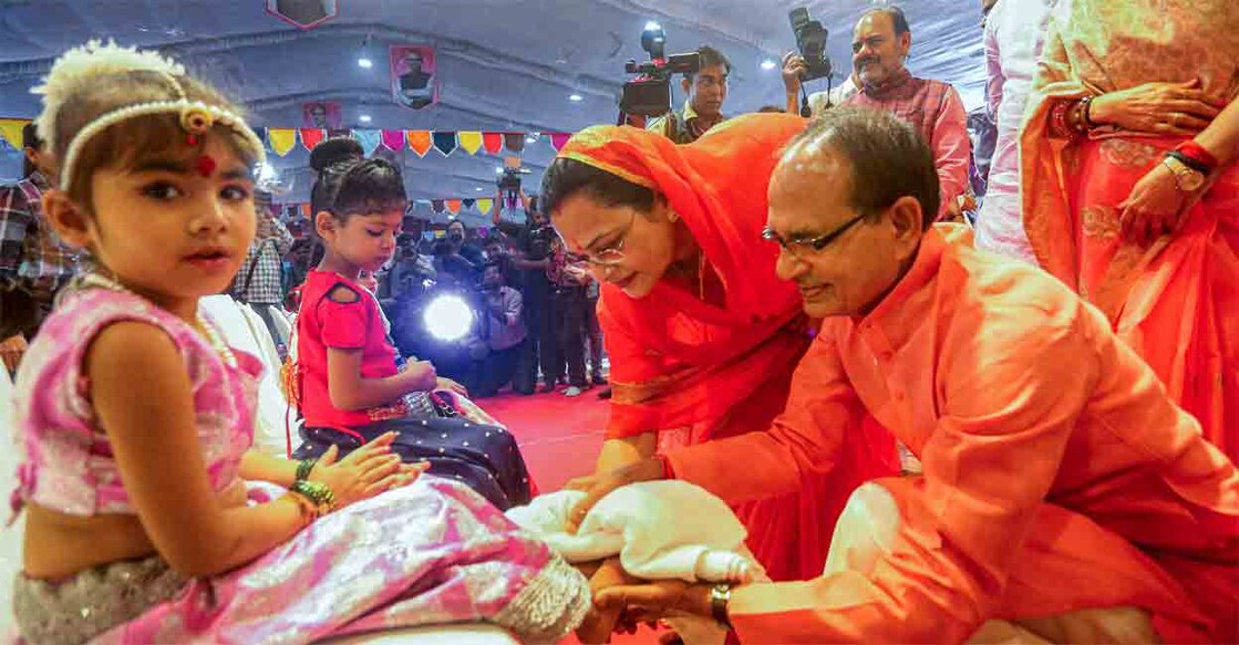 Shivraj Singh Chouhan with wife Sadhna Singh during Kanya Puja (PTI Photo) ശിവരാജ് സിങ് ചൗഹാനും ഭാര്യ സാധ്ന സിങ്ങും കന്യാപൂജയ്ക്കിടെ. (PTI Photo)