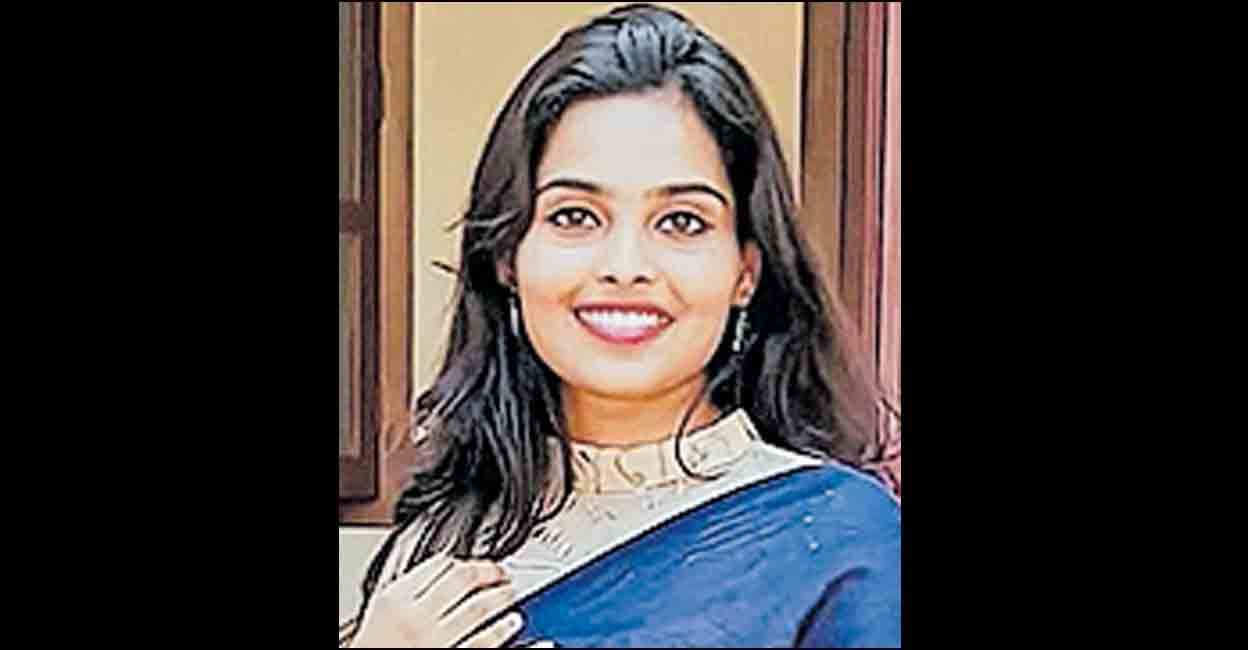 റോഡരികിൽ കത്തിയ നിലയിൽ യുവതിയുടെ മൃതദേഹം; സമീപം തിന്നറിന്റെ ഒഴിഞ്ഞ കുപ്പി, തീപ്പെട്ടി, ബാഗ്