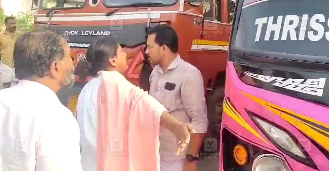 വിദ്യാർഥികൾക്കു വേണ്ടി ബസ് തടയുന്ന രമ്യ ഹരിദാസ് (വിഡിയോ ദൃശ്യം)