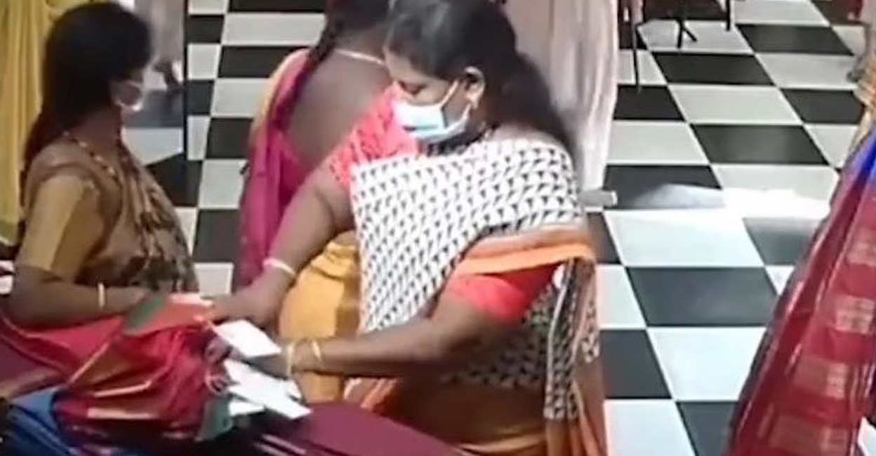 സാരിക്കുള്ളിൽ പ്രത്യേക അറ|Breaking News|Manorama News|Manorama  Online|Latest News