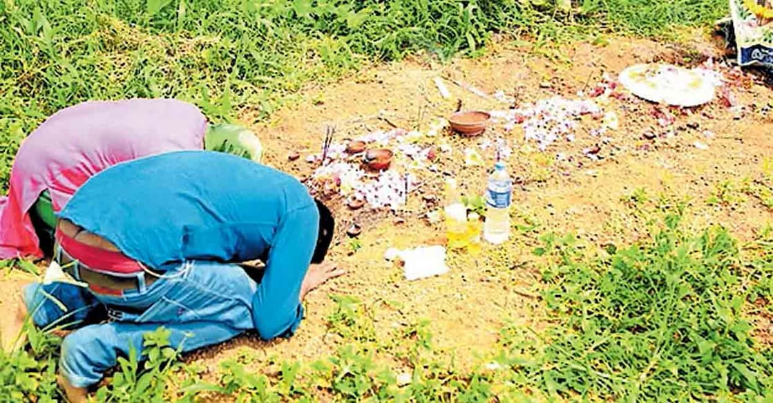 aluva-child-parents ആലുവയിൽ കൊല്ലപ്പെട്ട 5 വയസ്സുകാരിയെ സംസ്കരിച്ച കീഴ്മാട് ശ്മശാനത്തിൽ പ്രാർഥിക്കുന്ന മാതാപിതാക്കൾ.