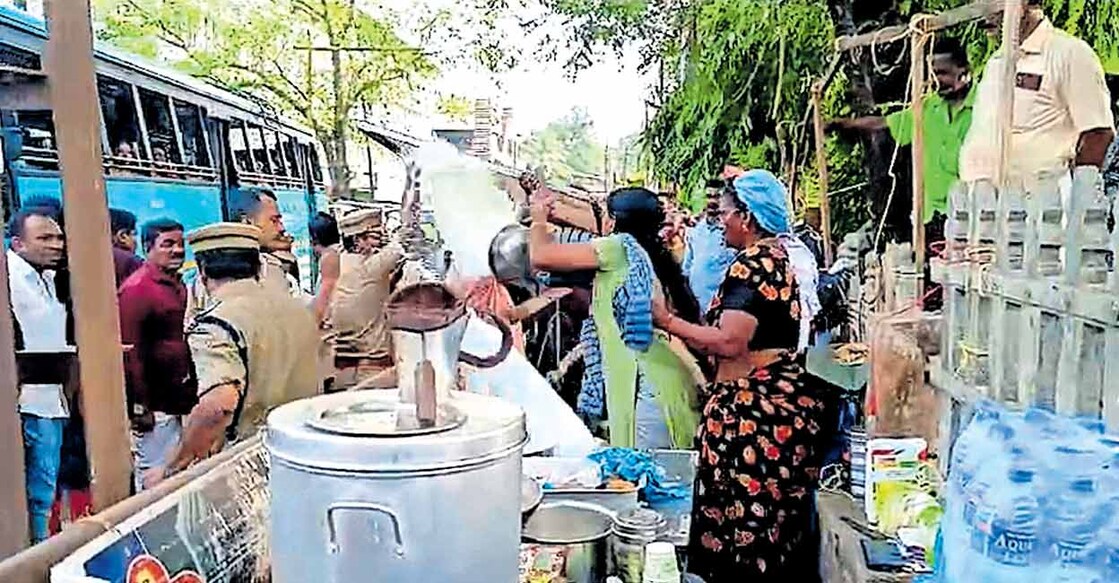 ചെങ്ങന്നൂർ നഗരസഭ ഓഫിസിനു മുന്നിൽ വഴിയോരക്കച്ചവടം ഒഴിപ്പിക്കാനെത്തിയ ഉദ്യോഗസ്ഥർക്കു നേരെ കച്ചവടക്കാരി ചൂടുപാൽ ഒഴിക്കുന്നു.  